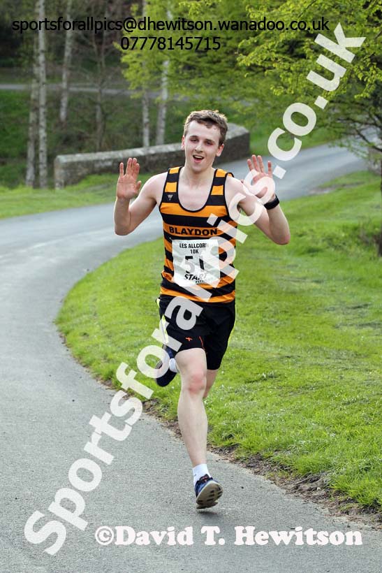 Isaac Dunn (Blaydon) on his way to 3rd in the Les Allcorn 10k, Alnwick. Photo: David T. Hewitson/Sports for All Pics